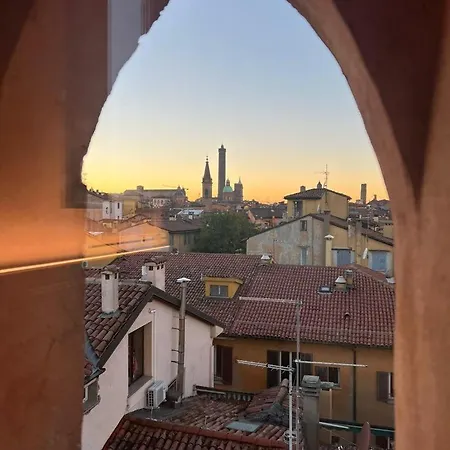 Everyday Torre Medioevale * Bolonya