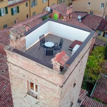 Everyday Torre Medioevale Bolonya